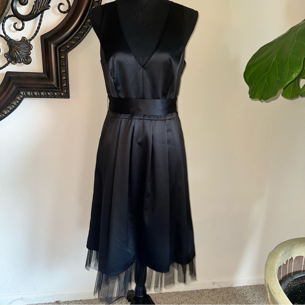 White House Black Market Women’s Black Sleeveless Satin Feel V-Neck Tulle 10